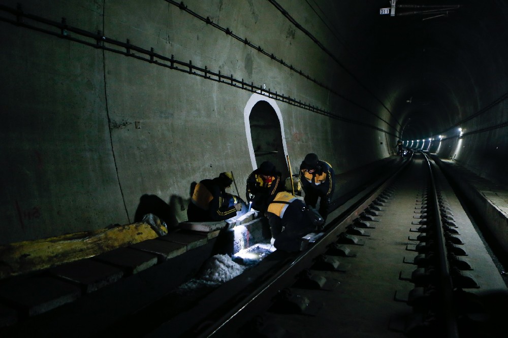 环县铁路运营隧道病害现状